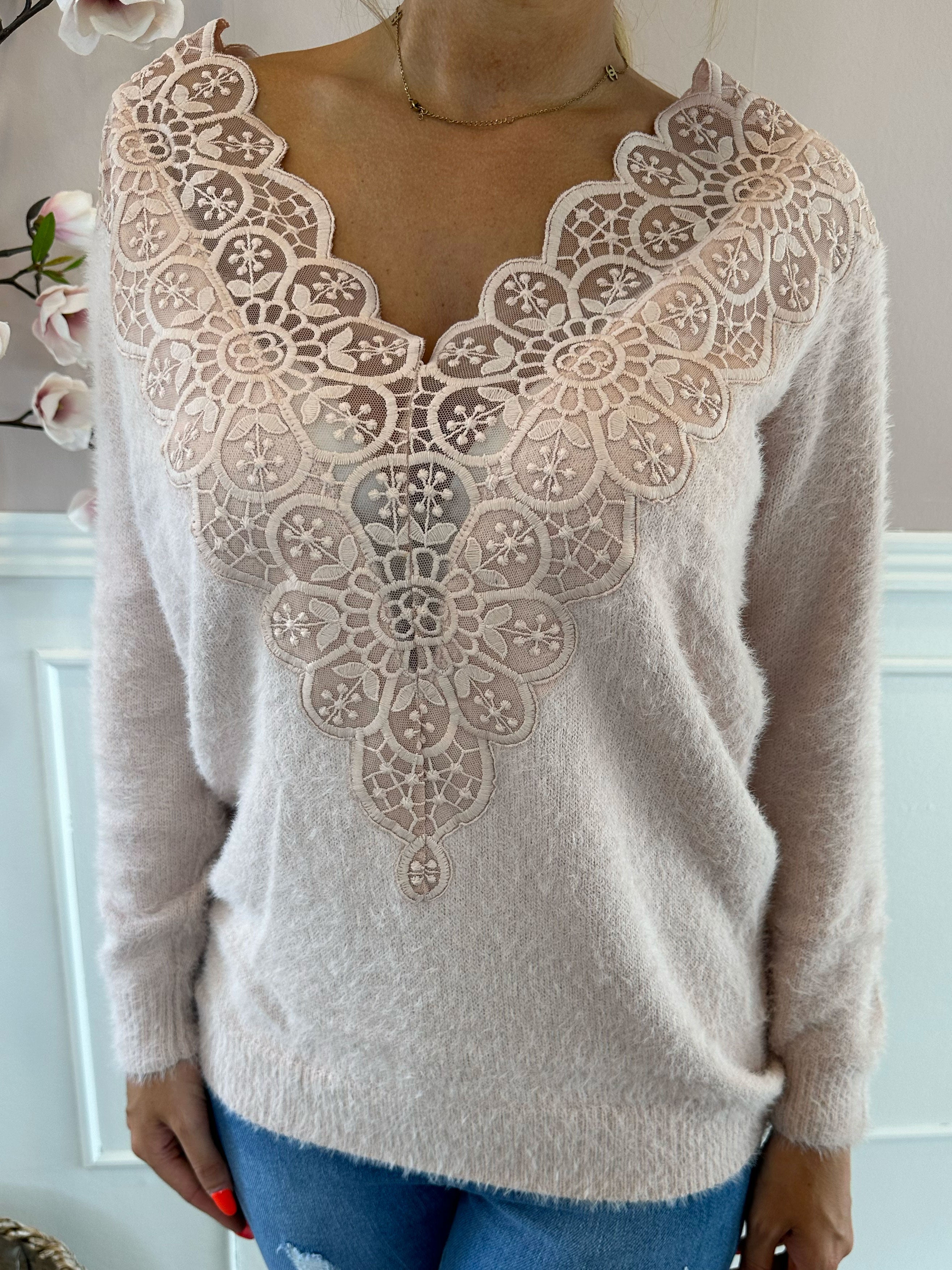 Irina - Mjuk stickad tröja med detaljerad spetsrygg